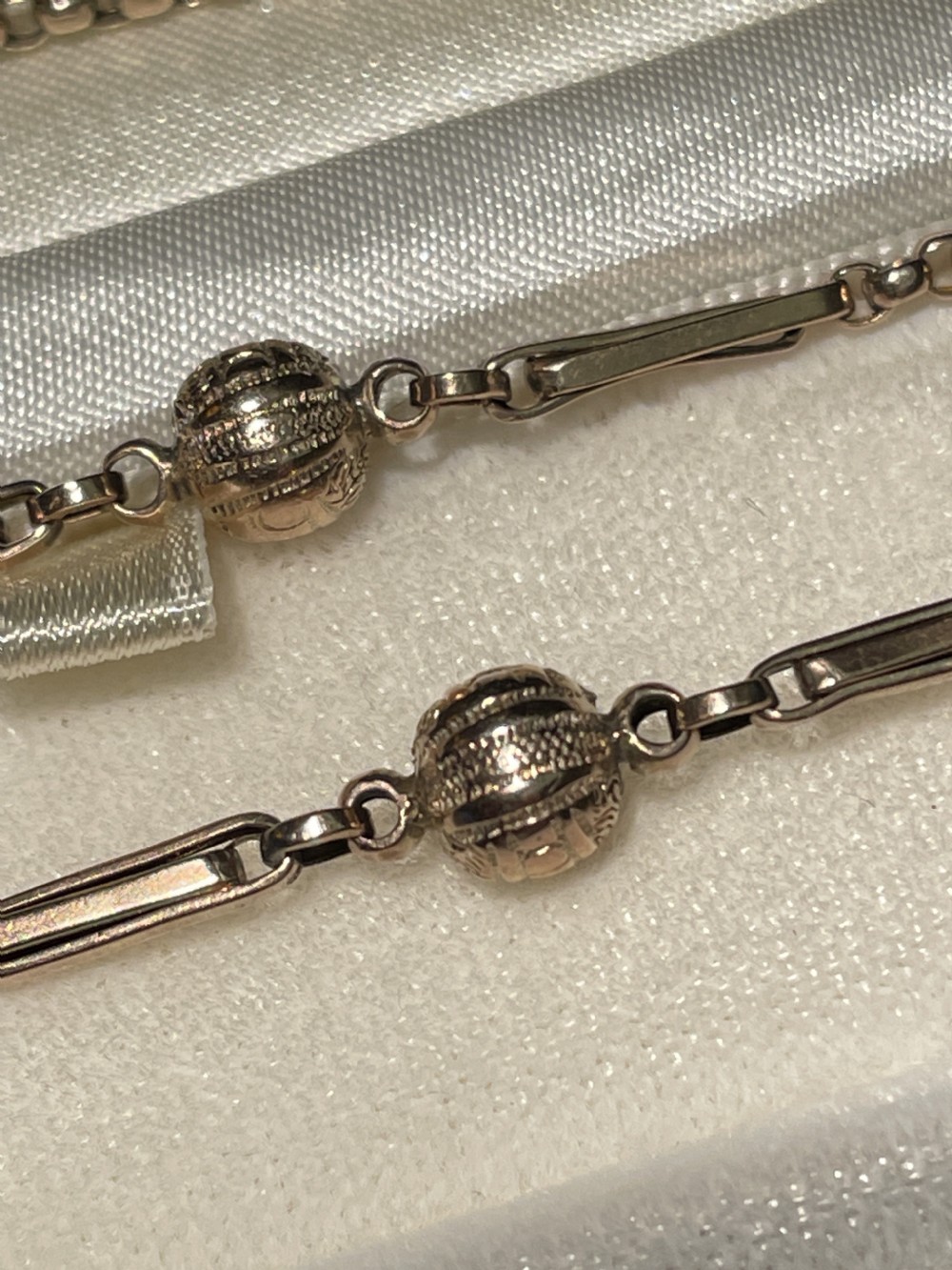 An Edwardian 9ct Gold Chain View VI
