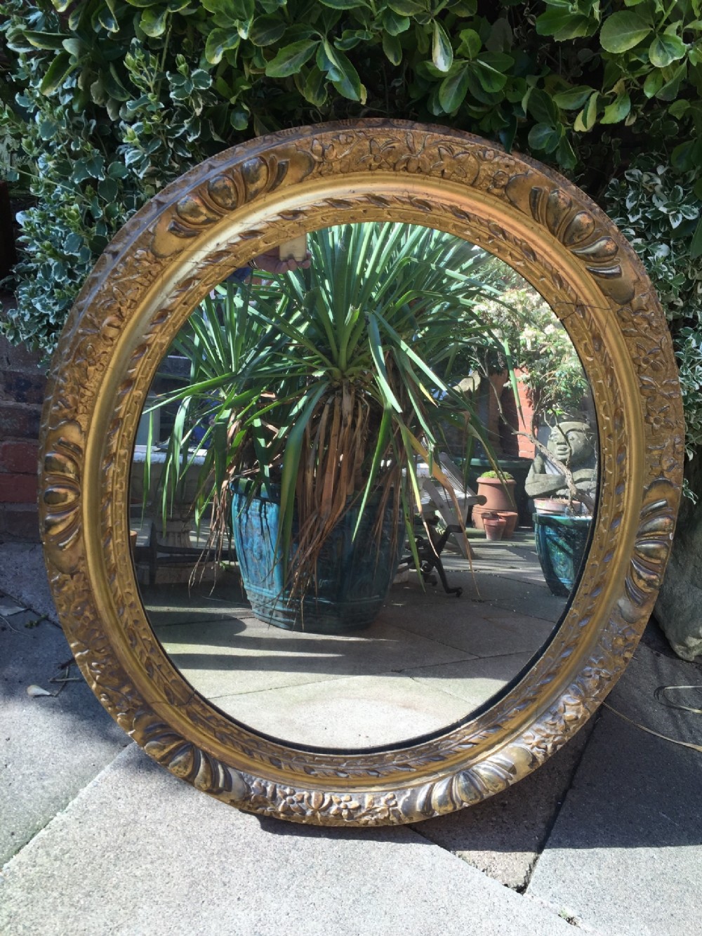 Late C18th carved gilt-wood and gesso oval-framed mirror .