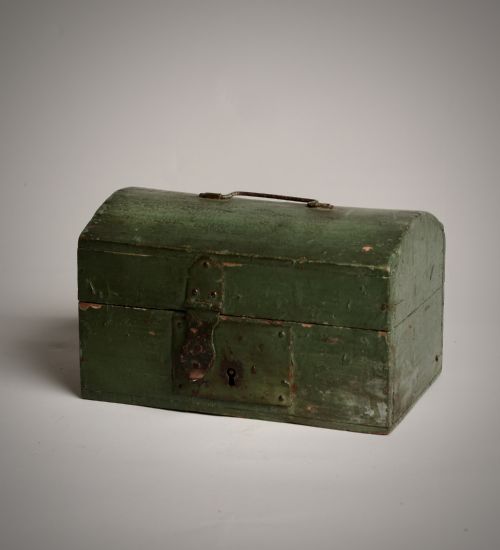 18THC DOMED CASKET IN ORIGINAL PAINT - ADDITIONAL PHOTO 2