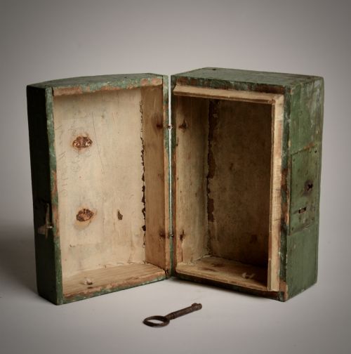 18THC DOMED CASKET IN ORIGINAL PAINT - ADDITIONAL PHOTO 4