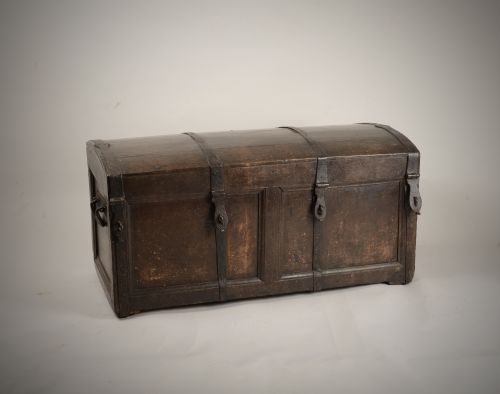 c16th coffer chest - CATEGORY: ANTIQUE CHESTS - DATED 16TH CENTURY