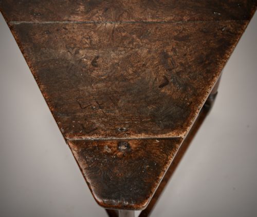 RARE EARLY 18TH C CRICKET TABLE WITH BURR WALNUT TOP - ADDITIONAL PHOTO 4