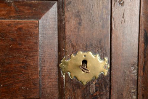 EARLY WELSH OAK CORNER CABINET - ADDITIONAL PHOTO 4