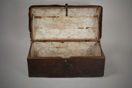 C17TH SPANISH LEATHER COFFER - ADDITIONAL PHOTO 2