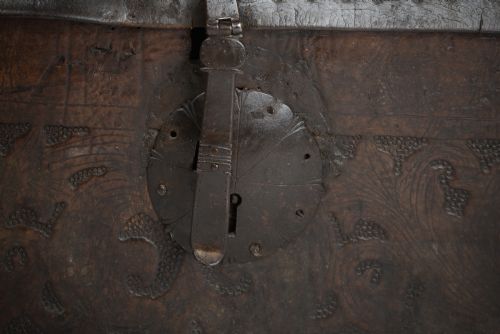 C17TH SPANISH LEATHER COFFER - ADDITIONAL PHOTO 5
