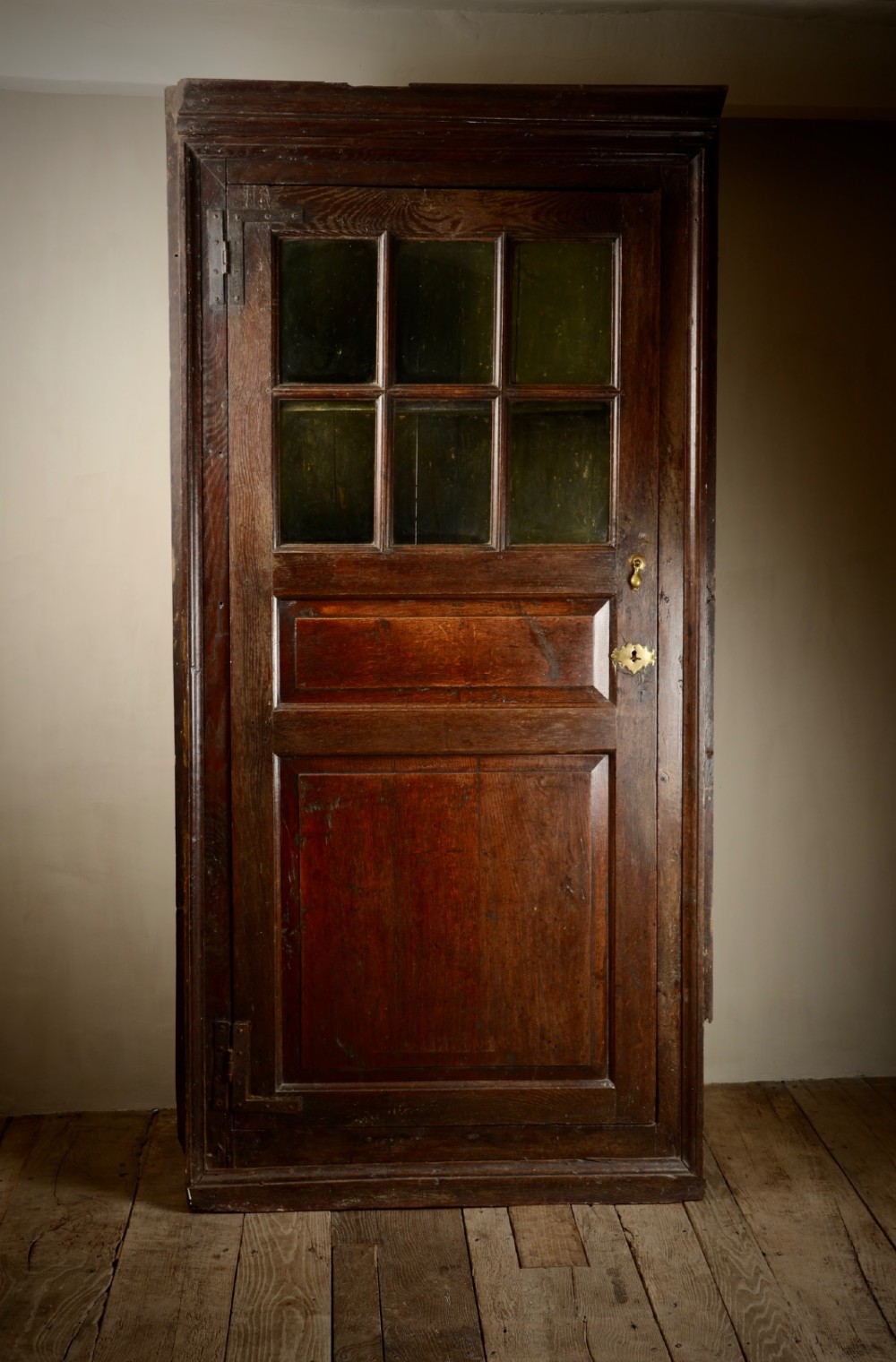 Early Welsh oak corner cabinet