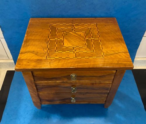 19TH CENTURY SWISS WALNUT CHEST OF DRAWERS - ADDITIONAL PHOTO 3