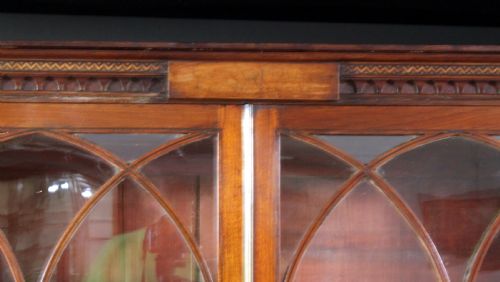 GEORGE III MAHOGANY BREAKFRONT BOOKCASE IN THE MANNER OF THOMAS SHERATON - ADDITIONAL PHOTO 3