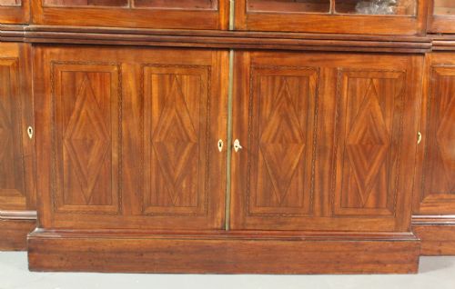 GEORGE III MAHOGANY BREAKFRONT BOOKCASE IN THE MANNER OF THOMAS SHERATON - ADDITIONAL PHOTO 4