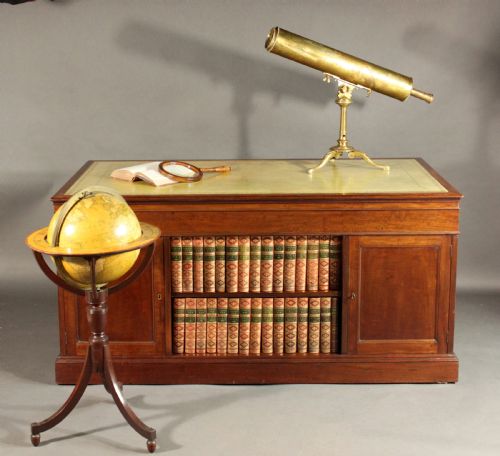 PEDESTAL DESK IN THE MANNER OF GILLOWS OF LANCASTER - ADDITIONAL PHOTO 1