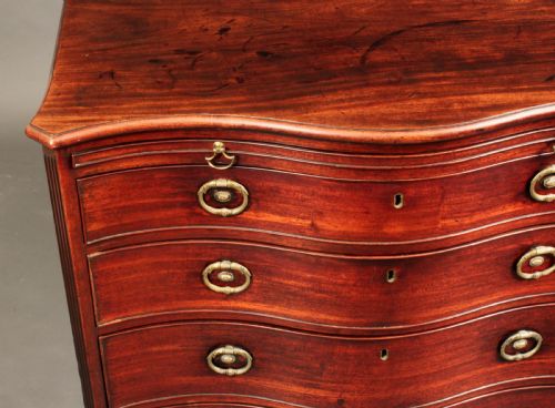 ANTIQUE GEORGE III MAHOGANY SERPENTINE CHEST - ADDITIONAL PHOTO 2