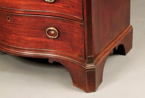 ANTIQUE GEORGE III MAHOGANY SERPENTINE CHEST - ADDITIONAL PHOTO 3