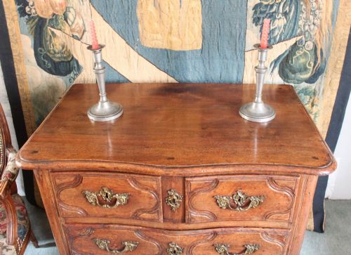 18TH CENTURY SMALL FRENCH PROVINCIAL WALNUT SERPENTINE COMMODE - ADDITIONAL PHOTO 3