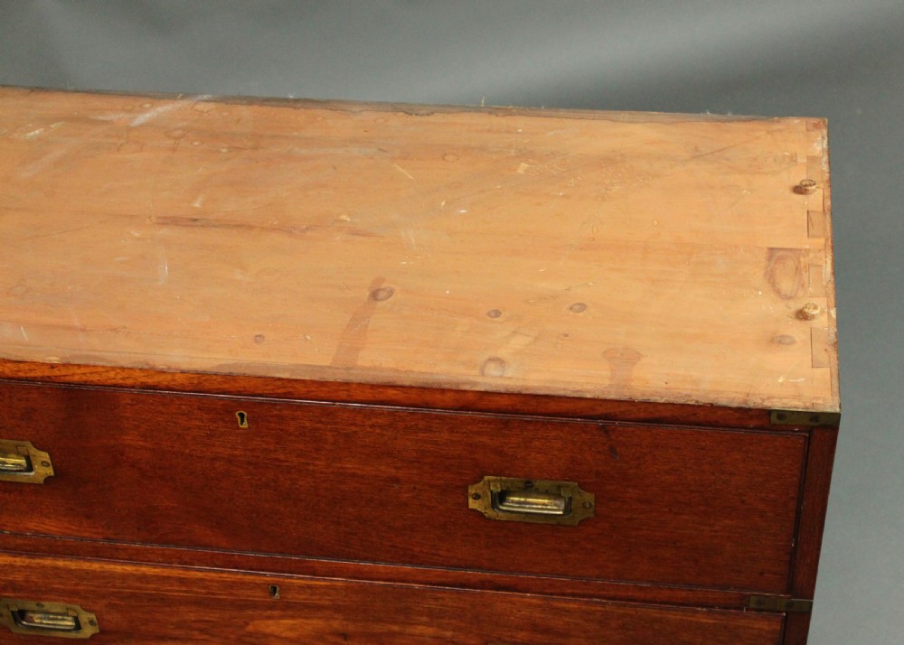 Military chest View VIII