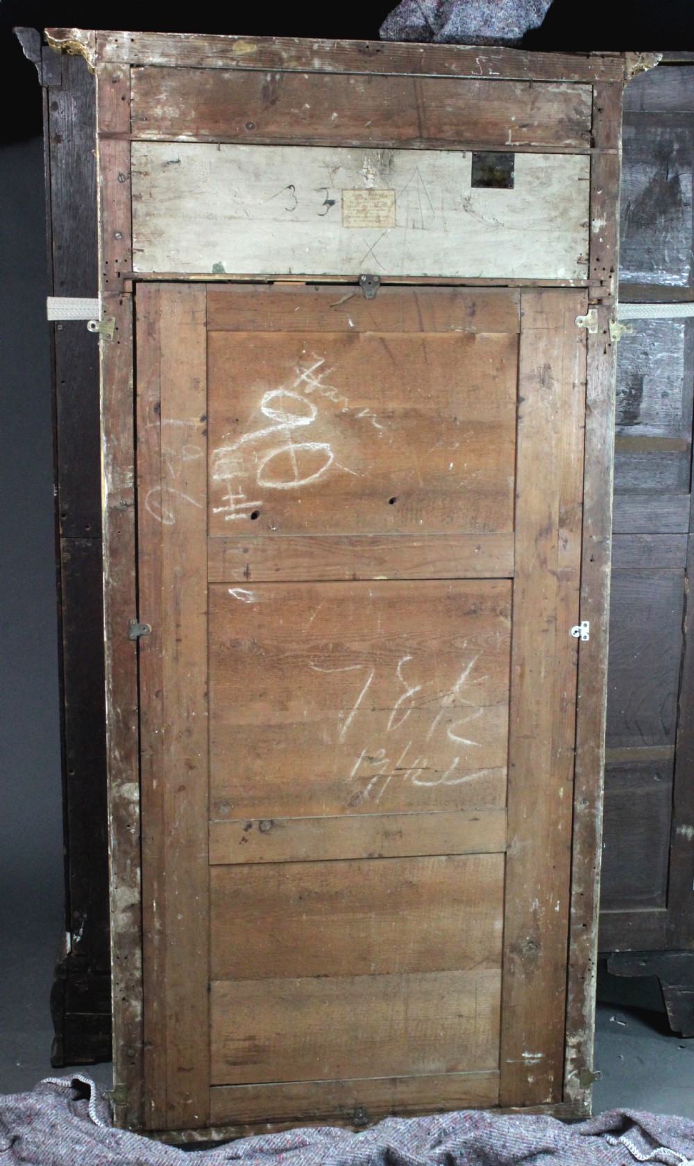 A tall Regency giltwood pier glass featuring fluted pilasters, a decorative lattice frieze, and a central lion mask motif. View VI