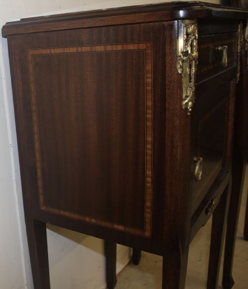 PAIR OF MAHOGANY EDWARDIAN BEDSIDE TABLES - ADDITIONAL PHOTO 3
