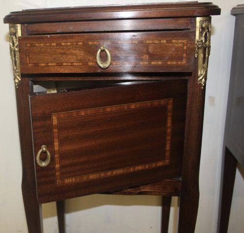 PAIR OF MAHOGANY EDWARDIAN BEDSIDE TABLES - ADDITIONAL PHOTO 4