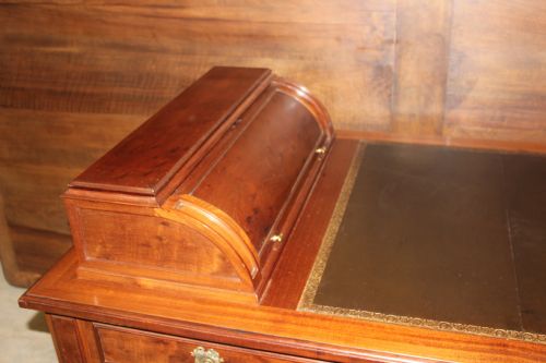 DESK - ADDITIONAL PHOTO 1