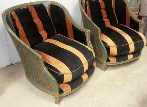 A PAIR OF LARGE ARMCHAIRS - ADDITIONAL PHOTO 1