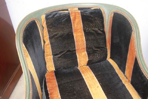 A PAIR OF LARGE ARMCHAIRS - ADDITIONAL PHOTO 4