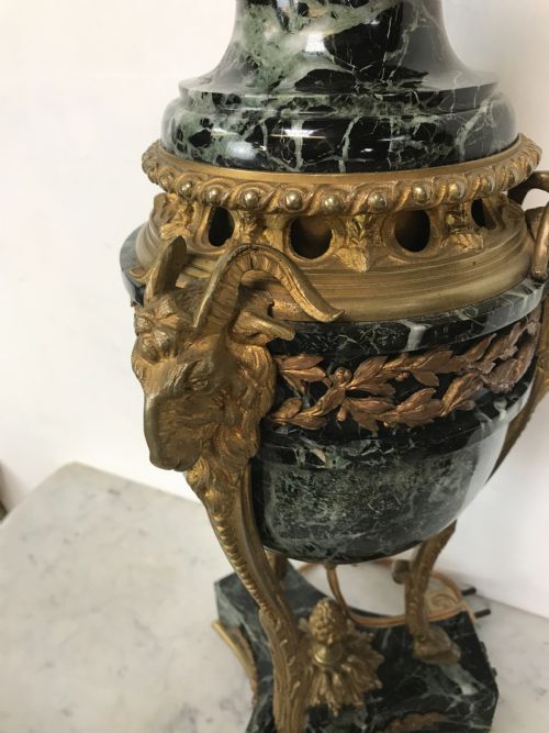 FINE PAIR OF BRONZE AND ORMOLU LAMPS - ADDITIONAL PHOTO 5