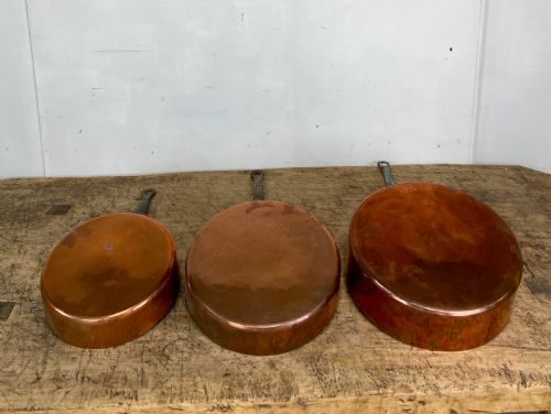set of three 19th century copper pans - CATEGORY: ANTIQUE METAL - DATED 19TH CENTURY