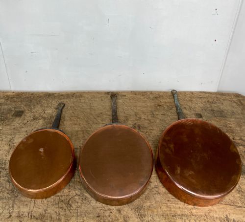 SET OF THREE 19TH CENTURY COPPER PANS - ADDITIONAL PHOTO 1