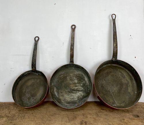 SET OF THREE 19TH CENTURY COPPER PANS - ADDITIONAL PHOTO 8