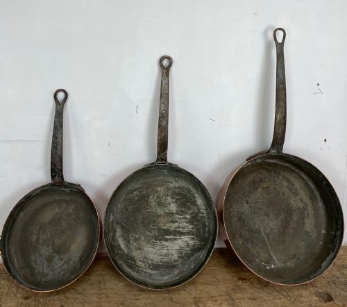 SET OF THREE 19TH CENTURY COPPER PANS - ADDITIONAL PHOTO 9