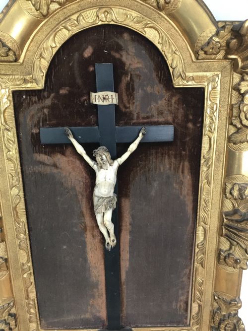 18TH CENTURY FRENCH CRUCIFIX IN CARVED GILT WOOD FRAME - ADDITIONAL PHOTO 4