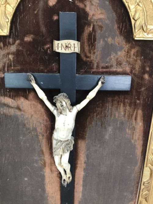 18TH CENTURY FRENCH CRUCIFIX IN CARVED GILT WOOD FRAME - ADDITIONAL PHOTO 7