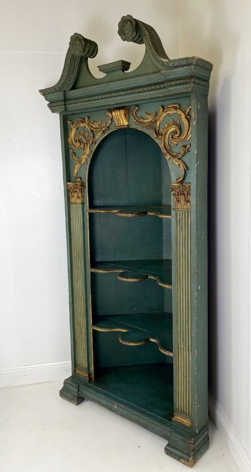 LARGE 18TH CENTURY PAINTED AND GILDED CORNER CUPBOARD - ADDITIONAL PHOTO 1