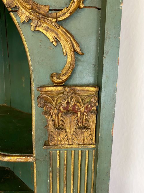 LARGE 18TH CENTURY PAINTED AND GILDED CORNER CUPBOARD - ADDITIONAL PHOTO 3