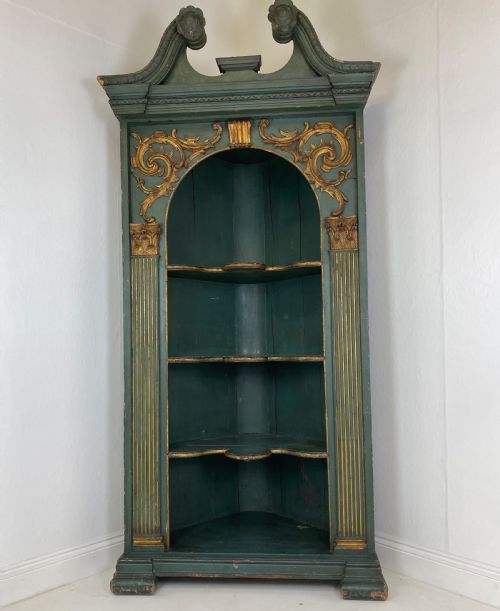 LARGE 18TH CENTURY PAINTED AND GILDED CORNER CUPBOARD - ADDITIONAL PHOTO 6