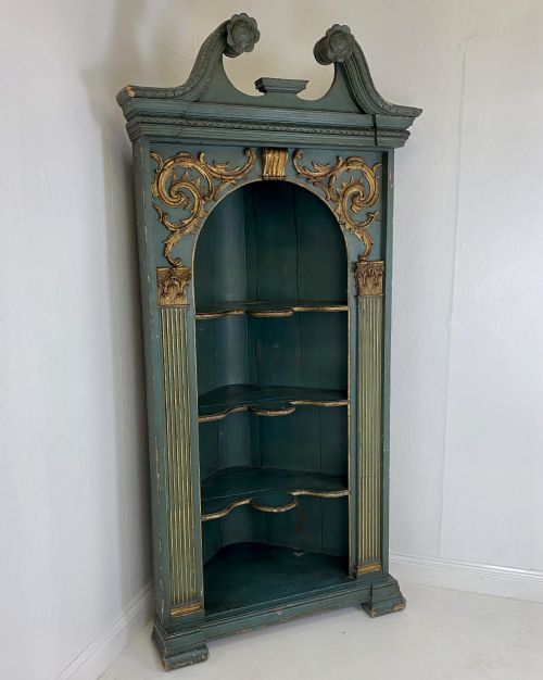 LARGE 18TH CENTURY PAINTED AND GILDED CORNER CUPBOARD - ADDITIONAL PHOTO 7