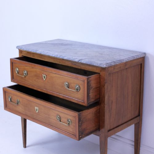 18TH CENTURY FRENCH WALNUT COMMODE - ADDITIONAL PHOTO 4