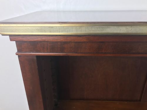 A MAHOGANY AND BRASS OPEN BOOKCASE - ADDITIONAL PHOTO 6
