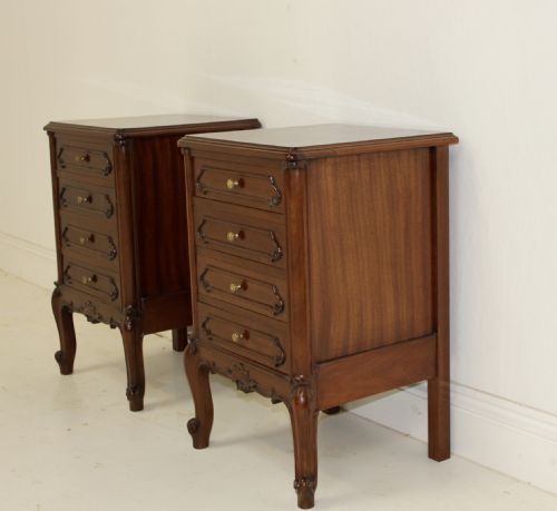 PAIR OF MAHOGANY BEDSIDE TABLES - ADDITIONAL PHOTO 1