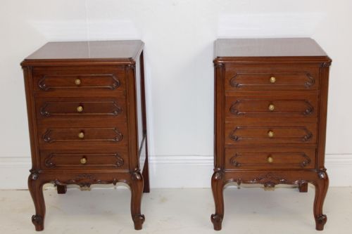 PAIR OF MAHOGANY BEDSIDE TABLES - ADDITIONAL PHOTO 3