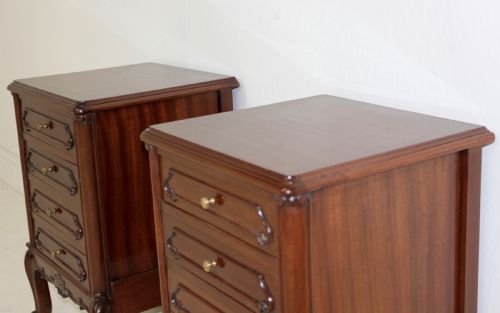 PAIR OF MAHOGANY BEDSIDE TABLES - ADDITIONAL PHOTO 6