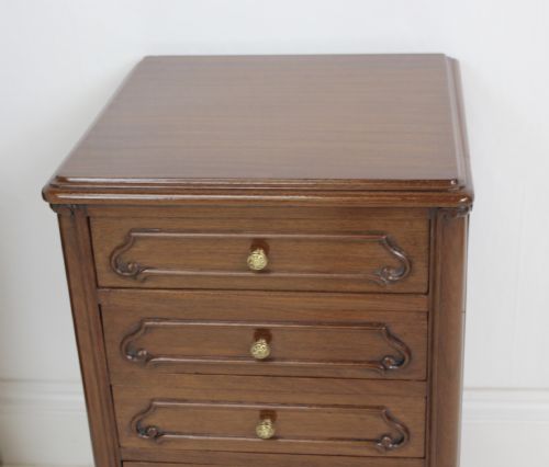 PAIR OF MAHOGANY BEDSIDE TABLES - ADDITIONAL PHOTO 7