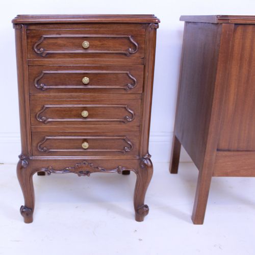 PAIR OF MAHOGANY BEDSIDE TABLES - ADDITIONAL PHOTO 13