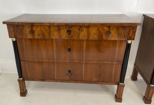 PAIR OF WALNUT ITALIAN COMMODES - ADDITIONAL PHOTO 1