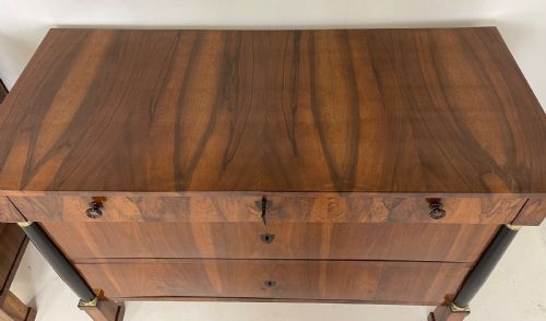 PAIR OF WALNUT ITALIAN COMMODES - ADDITIONAL PHOTO 5