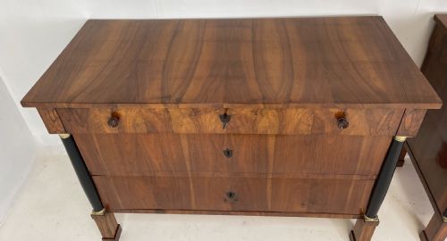 PAIR OF WALNUT ITALIAN COMMODES - ADDITIONAL PHOTO 6