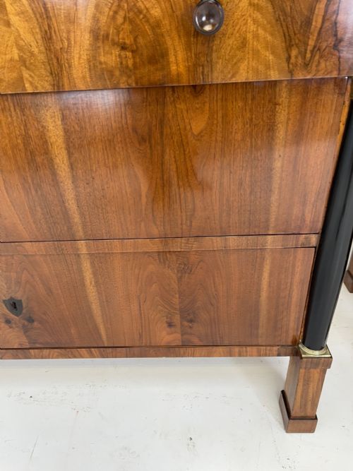 PAIR OF WALNUT ITALIAN COMMODES - ADDITIONAL PHOTO 23