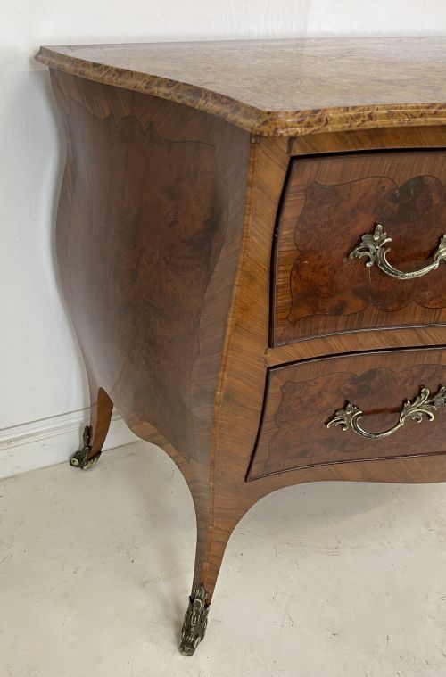 PAIR OF WALNUT ITALIAN COMMODES - ADDITIONAL PHOTO 2