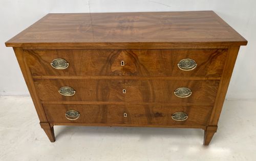 french walnut period commode - CATEGORY: ANTIQUE CHEST OF DRAWERS - DATED 18TH CENTURY