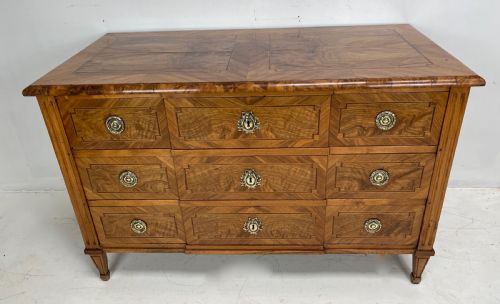walnut commode - CATEGORY: ANTIQUE CHEST OF DRAWERS - DATED 18TH CENTURY