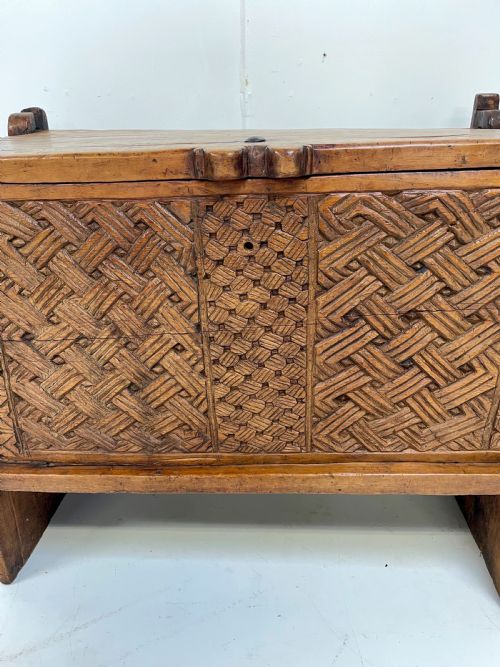 UNUSUAL DECORATIVE COFFER - ADDITIONAL PHOTO 2